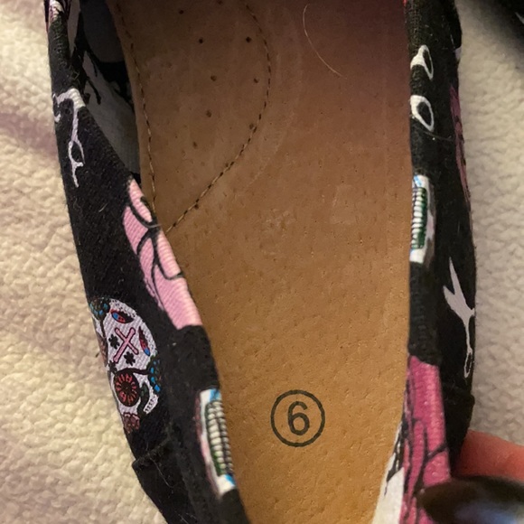 Scissor, skulls and roses slip-on flats - Picture 4 of 5